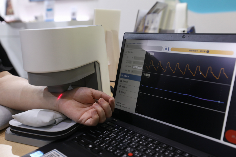 BBIN宝盈耘康脈象檢測系統透過電腦精準控制升降系統，還原中醫師三指把脈過程的舉、按、尋手法，將脈象感受轉化成數據，未來可結合大數據分析，實現智慧醫療及準確性